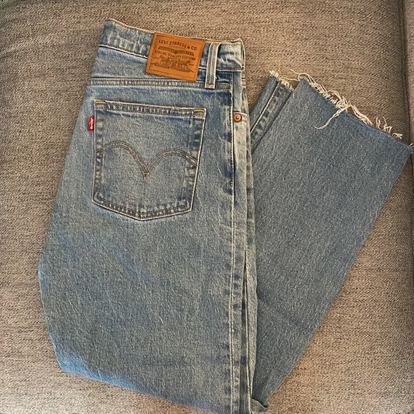 Light wash Levi’s - Picture 2 of 5